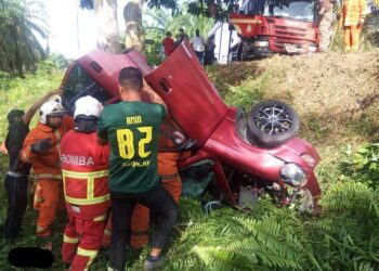 ANGGOTA bomba mengeluarkan mangsa dalam kereta Perodua Kelisa yang terlibat kemalangan dengan sebuah van pekerja di Jalan Beruas-Parit hari ini. - UTUSAN/JBPM PERAK