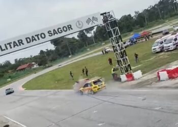TANGKAP layar dua kereta bergesel sebelum terbabas dan merempuh seorang penonton dalam perlumbaan di Litar Dato' Sagor di Kampong Gajah, Pasir Salak semalam. - UTUSAN