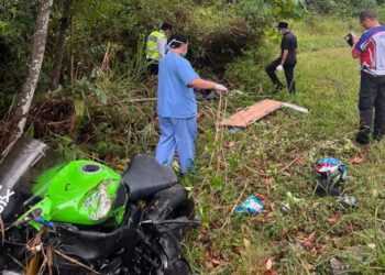 ANGGOTA polis membuat pemeriksaan di lokasi mangsa kemalangan motosikal ditemukan selepas tiga hari di kawasan semak di Kilometer 22, Jalan Raya Timur-Barat (JRTB) Gerik- Jeli semalam. - UTUSAN/MEDIA SOSIAL