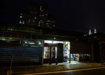 SEORANG peniaga di Kuala Lumpur mengemas selepas waktu operasi perniagaan sepanjang Perintah Kawalan Pergerakan (PKP) 3.0 hanya dibenarkan bermula pukul 8 pagi hingga 8 malam mulai hari ini. UTUSAN/AFIQ RAZALI