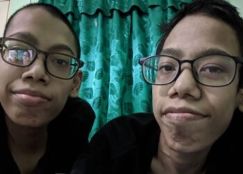 AHMAD (kanan) dan Muhammad Rosli ketika belajar di MSU di Shah Alam, Selangor.
