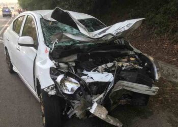 KENDERAAN jenis Nissan Almera yang remuk akibat merempuh motosikal yang menyebabkan dua mangsa maut di lokasi kejadian di jalan Pintasan Kuantan-Pelabuhan, dekat sini, awal pagi tadi. FOTO: sumber IPD Kuantan