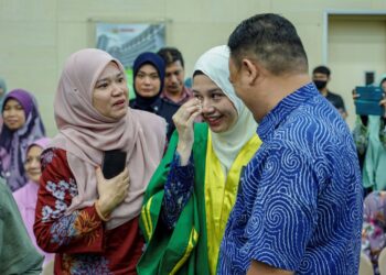 FADHLINA Sidek (kiri) meraikan anaknya, Thurraya Fadhilah Mohd Fadzli (tengah) yang mengambil keputusan peperiksaan Sijil Pelajaran Malaysia (SPM) 2022 di Sekolah Menengah Agama Majlis Agama Islam Wilayah Persekutuan (MAIWP) di sini, hari ini.-UTUSAN/ FARIZ RUSADIO