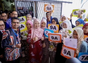 Fadhlina Sidek (empat kiri) bersama calon cemerlang Sijil Pelajaran Malaysia (SPM) 2022 ketika tinjauan di Sekolah Menengah Kebangsaan Sultan Abdul Aziz Shah (Integrasi) , Kuala Lumpur, semalam. - FARIZ RUSADIO