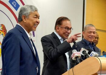 ANWAR Ibrahim (tengah)  menunjukkan semangat setiakawan yang tinggi ke atas Ahmad Zahid Hamidi  (kiri) yang dipersoalkan atas pertuduhan rasuah sedang dihadapinya. – UTUSAN/AMIR KHALID