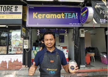 MUHAMMAD Azhar Mat Zin di hadapan kedainya, Keramat Tea di Keramat, Kuala Lumpur, baru-baru ini.