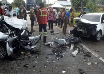 KEADAAN Nissan Almera dan Toyota Vios yang remuk terlibat kemalangan di kilometer 164 Jalan Kuantan-Kemaman dekat Kampung Kubang Ikan di Kuantan, Pahang.