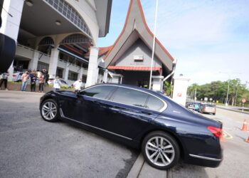 KERETA dinaiki Noor Neelofa dan Muhammad Haris memasuki pekarangan Kompleks Mahkamah Seremban di Seremban 2, Seremban pada Khamis lalu ketika pasangan suami isteri itu didakwa di Mahkamah Majistret Seremban atas pertuduhan melanggar SOP PKPB. - UTUSAN/MOHD. SHAHJEHAN MAAMIN