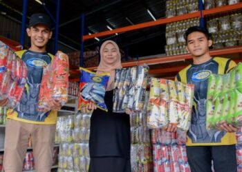 NURFARZANA Tajul Arifin bersama kakitangan Maperow menunjukkan produk Seameq keluaran syarikatnya di Kuala Nerus, Terengganu. – UTUSAN/ PUQTRA HAIRRY ROSLI