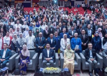 DR. ZALIHA Mustafa (duduk, dua dari kanan) bergambar bersama lebih 500 peserta pada Majlis TownHall Zon Tengah Kertas Putih Kesihatan di Hospital Pakar Kanak-Kanak (HPKK) Universiti Kebangsaan Malaysia, Kuala Lumpur, hari ini. - FOTO/M FIRDAUS M JOHARI