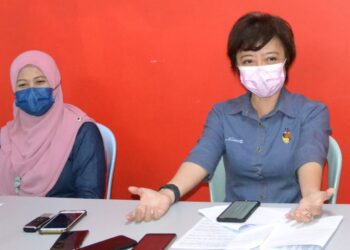 NICOLE Tan Lee Koon (kanan) dan Rosnah dalam sidang akhbar di Pusat Khidmat, DUN Bukit Kepayang, Seremban 2, Seremban hari ini. - UTUSAN/ZAKKINA WATI AHMAD TARMIZI