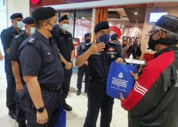 SHAFIEN Mamat menyampaikan maklumat kepada pengunjung dalam Program Kempen Pencegahan Jenayah Komersial (Jenayah Dalam Talian) di Kota Bharu hari ini. - UTUSAN/ROSALWANI CHE SOH