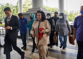 DATIN Seri Rosmah Mansor ketika tiba bagi menghadiri prosiding kes menerima suapan dan penggubahan wang haram membabitkan dana 1MDB yang melibatkan suaminya, Datuk Seri Najib Razak di Kompleks Mahkamah Kuala Lumpur di sini, hari ini. -UTUSAN/MUHAMAD IQBAL ROSLI