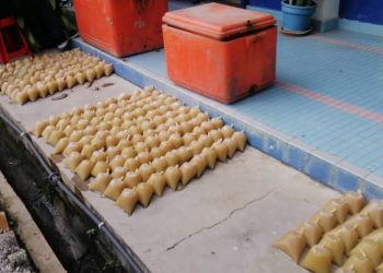 SEBAHAGIAN bungkusan air ketum.yang dirampas daripada dua lelaki di Kulim, Kedah,  semalam dan hari ini.