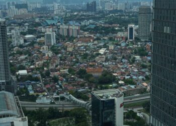 SELAIN undang-undang tanah rizab Melayu yang sudah berusia lebih 100 tahun, wujud masalah ketidakseragaman antara negeri-negeri. – GAMBAR HIASAN/MUHAMAD
IQBAL ROSLI