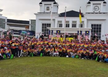 PARA peserta bergambar sambil mengibar Jalur Gemilang sebelum memulakan kejohanan KGMM Golf Negaraku Challenge di Kelab Golf Kota Seriemas, Nilai, Negeri Sembilan. - FOTO/IMRAN MOHAMAD NOR