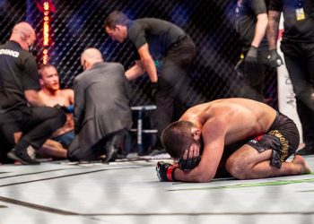 KHABIB Nurmagomedov menangis sejurus menumpaskan Justin Gaethje dalam pertarungan UFC 254 di Abu Dhabi, pagi tadi. - IHSAN MEDIA SOSIAL