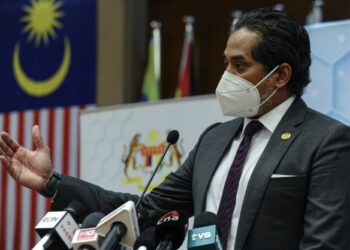 KHAIRY Jamaluddin dalam sidang akhbar di Kementerian Kesihatan, Putrajaya. - FOTO/FAIZ ALIF ZUBIR