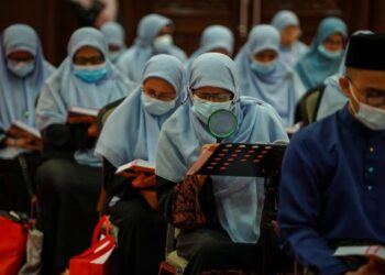 Menjadi kebiasaan pengajian al-Quran dianjurkan  sepanjang Ramadan terutama pada separuh terakhir bulan mulia ini. – Utusan/FARIZ RUSADIO
