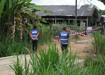 KAKITANGAN JPVNS mengawal sebuah ladang babi yang dijangkiti wabak ASF di Kampung Baru Site A, Tanah Merah, Lukut, Port Dickson, Negeri Sembilan. - UTUSAN/ZAKKINA WATI AHMAD TARMIZI