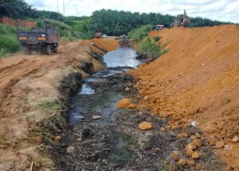 KEADAAN sungai di Ulu Keratong, Daerah Rompin, Pahang yang tercemar.