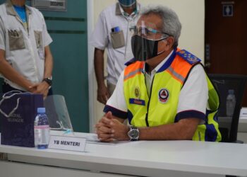 MOHD. REDZUAN Md. Yusof bercakap kepada pemberita selepas mengadakan lawatan kerja di sebuah kilang elektronik di Batu Berendam, Melaka. - UTUSAN/DIYANATUL ATIQAH ZAKARYA