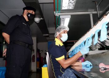 MIOR Faridalathrash Wahid memeriksa sebuah kilang dalam Operasi Bersepadu Pemantauan Covid-19 di Taiping, Perak,  hari ini. - UTUSAN/ZULFACHRI ZULKIFLI