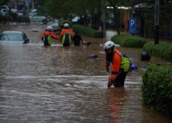 BANJIR  kilat melanda sekitar Jalan Melaka di pusat bandar Kuala Lumpur akibat hujan lebat berterusan, Mac lalu. - UTUSAN/AMIR KHALID