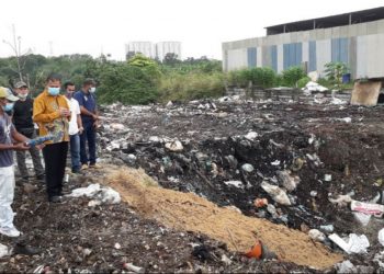 TAPAK pembuangan sampah haram yang jaraknya kira-kira 80 meter dari rumah penduduk dipercayai menjadi punca pencemaran udara di Kampung Sungai Rinting C, Pasir Gudang, Johor.