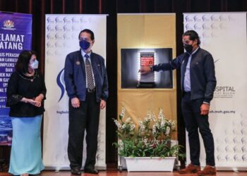 KHAIRY Jamaluddin  (kanan) ketika melawat Kompleks MRI serta Projek Naik Taraf  Bekalan Gas Perubatan (PKKN) Hospital Sungai Buloh.
