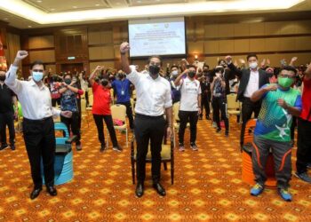 KHAIRY Jamaluddin bergambar bersama para peserta pada Majlis Penutup Program Pengurusan Berat Badan Bersepadu Kebangsaan MyVIFitEr 1.0 dan World Physical Activity Day (WOPAD) 2022 di Kementerian Kesihatan (KKM) Putrajaya.-UTUSAN/ FAISOL MUSTAFA