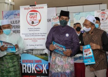 KHAIRY Jamaluddin melancarkan Program mQUIT Masjid di Masjid Tuanku Mizan Zainal Abidin, Putrajaya, hari ini. - UTUSAN/FAISOL MUSTAFA