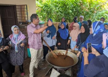 KHAIRY JAMALUDDIN bermah mesra bersama penduduk  semasa berkempen di Parlimen Sungai Buloh semalam.