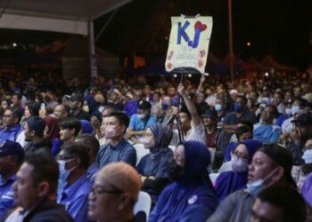 Khairy Jamaluddin ketika berkempen di Taman Saujana Utama di Sungai Buloh malam kelmarin.