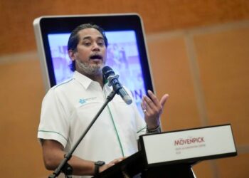 KHAIRY Jamaluddin berucap pada Majlis Pelancaran MyChampion di Sepang, Selangor. - FOTO/FAISOL MUSTAFA