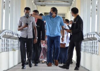 KHAIRY Jamaluddin (tengah) meninjau sekitar hospital pada lawatan kerja di  HRPB Ipoh hari ini. - FOTO/ZULFACHRI ZULKIFLI