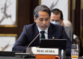 KHAIRY Jamaluddin ketika berucap pada nota celahan Mesyuarat Jawatankuasa Rantau Pasifik Barat sesi ke-73 di Manila, Filipina, hari ini. - FOTO/IHSAN WHO
