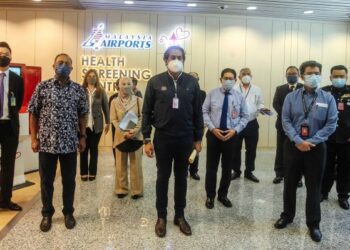 KHAIRY Jamaluddin (tengah) bergambar selepas merasmikan pembukaan BP Healthcare Covid-19 Health Screening di KLIA, Sepang. - FOTO/FAISOL MUSTAFA