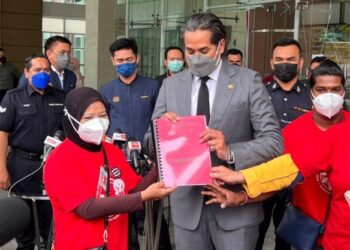 PRESIDEN Nuwhsas, Rodziah Mohamed Hashim (kiri) menyerahkan memorandum kepada Khairy Jamaluddin di Ibu Pejabat Kementerian Kesihatan, Putrajaya, hari ini. - FOTO/FAIZ ALIF ZUBIR