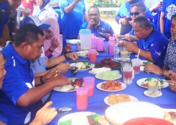 KHAIRY Jamaluddin (dua dari kanan) bersama Mohana (kanan) pada program Sarapan Rakyat di Taman Perwira Teluk Panglima Garang, Selangor. - UTUSAN/ABDUL RAZAK IDRIS