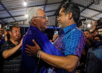 ISMAIL Sabri Yaakob dan Khairy Jamaluddin berpelukan semasa berkempen di sebuah restoran di Kota Damansara di sini hari ini. UTUSAN/AMIR KHALID