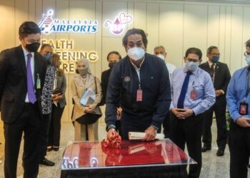 KHAIRY Jamaluddin menandatangani plak sempena pembukaan BP Healthcare Covid-19 Health Screening di KLIA, Sepang. - FOTO/FAISOL MUSTAFA