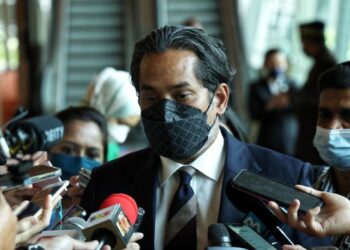 KHAIRY Jamaluddin dalam sidang akhbar di KLCC hari ini. - UTUSAN/MUHAMAD IQBAL ROSLI