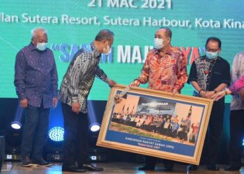 MUHYIDDIN Yassin menerima cenderahati dari Hajiji Noor semasa Program Bersama Pimpinan Masyarakat di Kota Kinabalu, Sabah. - PEJABAT PERDANA MENTERI