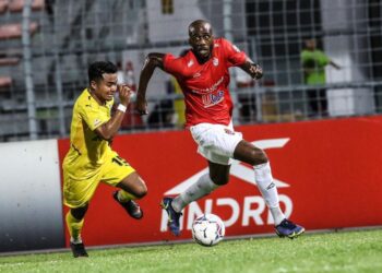 AKSI pemain KL City (merah) ketika menentang Penang FC dalam saingan Liga Super. - IHSAN KL CITY