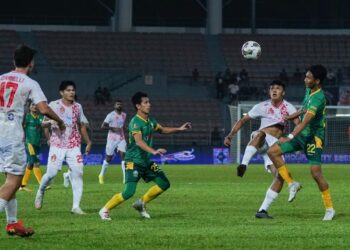 PENYERANG KL City, Haqimi Azim Rosli (dua, kanan) bersaing dengan pemain Imigresen FC, Ahmad Syamim Yahya dalam aksi Piala FA di Stadium Bola Sepak Kuala Lumpur, Cheras semalam. - UTUSAN/AMIR KHALID