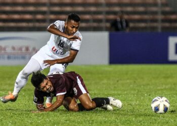 PEMAIN KL City, Muhammad Akram Mahinan (atas) menghalang pemain PSM Makassar, Bryan Cesar dalam aksi Piala AFC di Stadium Bola Sepak Kuala Lumpur, Cheras kelmarin. - IHSAN KL CITY
