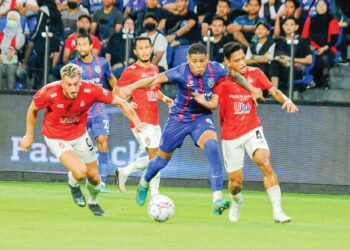 PENYERANG JDT, Bergson Da Silva cuba melepasi halangan pertahanan KL City, Giancarlo Gallifuoco dan Kamal Azizi dalam aksi Liga Super di Stadium Sultan Ibrahim, Iskandar Puteri kelmarin. –  UTUSAN/RAJA JAAFAR ALI