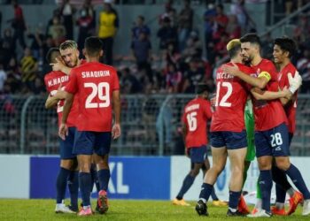 PEMAIN Kuala Lumpur City meraikan kejayaan menumpaskan PSM Makassar 5-2 untuk memenangi perlawanan akhir Piala AFC Zon Asean di Stadium Bola Sepak Kuala Lumpur, Cheras kelmarin. - UTUSAN/AMIR KHALID
