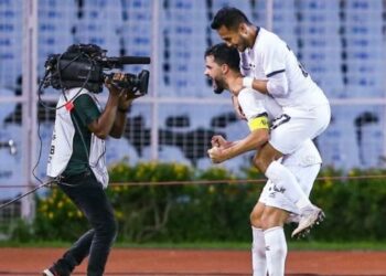 PAULO Josue (kiri) meraikan jaringannya bersama Hadin Azman ketika membantu Kuala Lumpur City menumpaskan Mohun Bagan FC pada aksi separuh akhir Antara Zon Piala AFC di Kolkata, India kelmarin. - IHSAN AFC